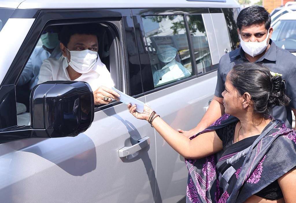 “மாஸ்க் போடாம வெளில வரக்கூடாது” : சாலையில் இறங்கி  பொதுமக்களுக்கு விழிப்புணர்வு ஏற்படுத்திய முதலமைச்சர்!