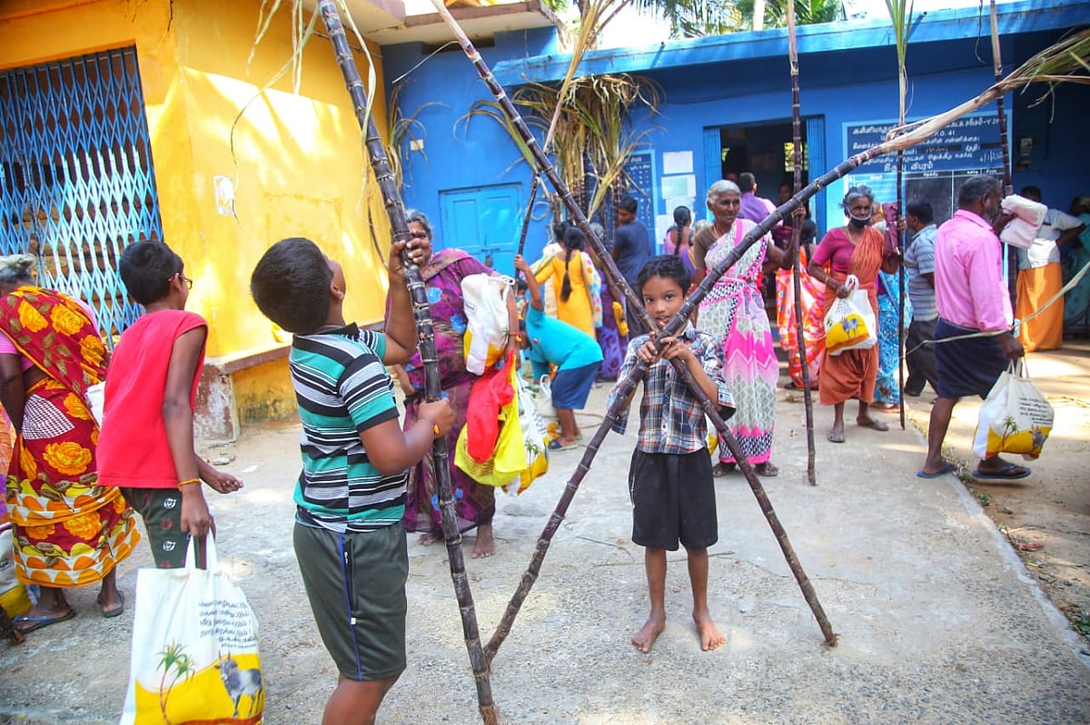 ஜோராக நடக்கும் பொங்கல் தொகுப்பு விநியோகம்; மகிழ்ச்சி வெள்ளத்தில் மக்கள்.. இணையத்தை வென்ற புகைப்படங்கள்!