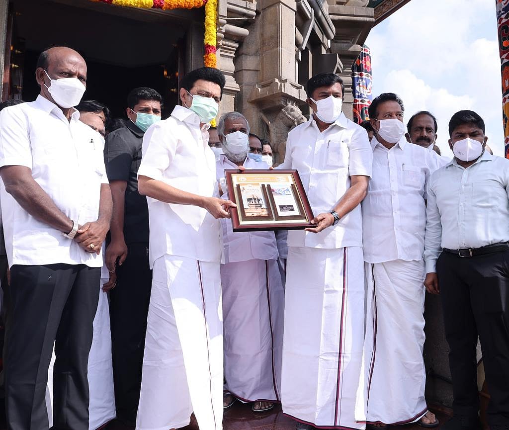 ”அய்யன் திருவள்ளுவர் நாள் இன்று” : சென்னையில் வள்ளுவர் சிலைக்கு முதலமைச்சர் மரியாதை! (புகைப்படங்கள்)