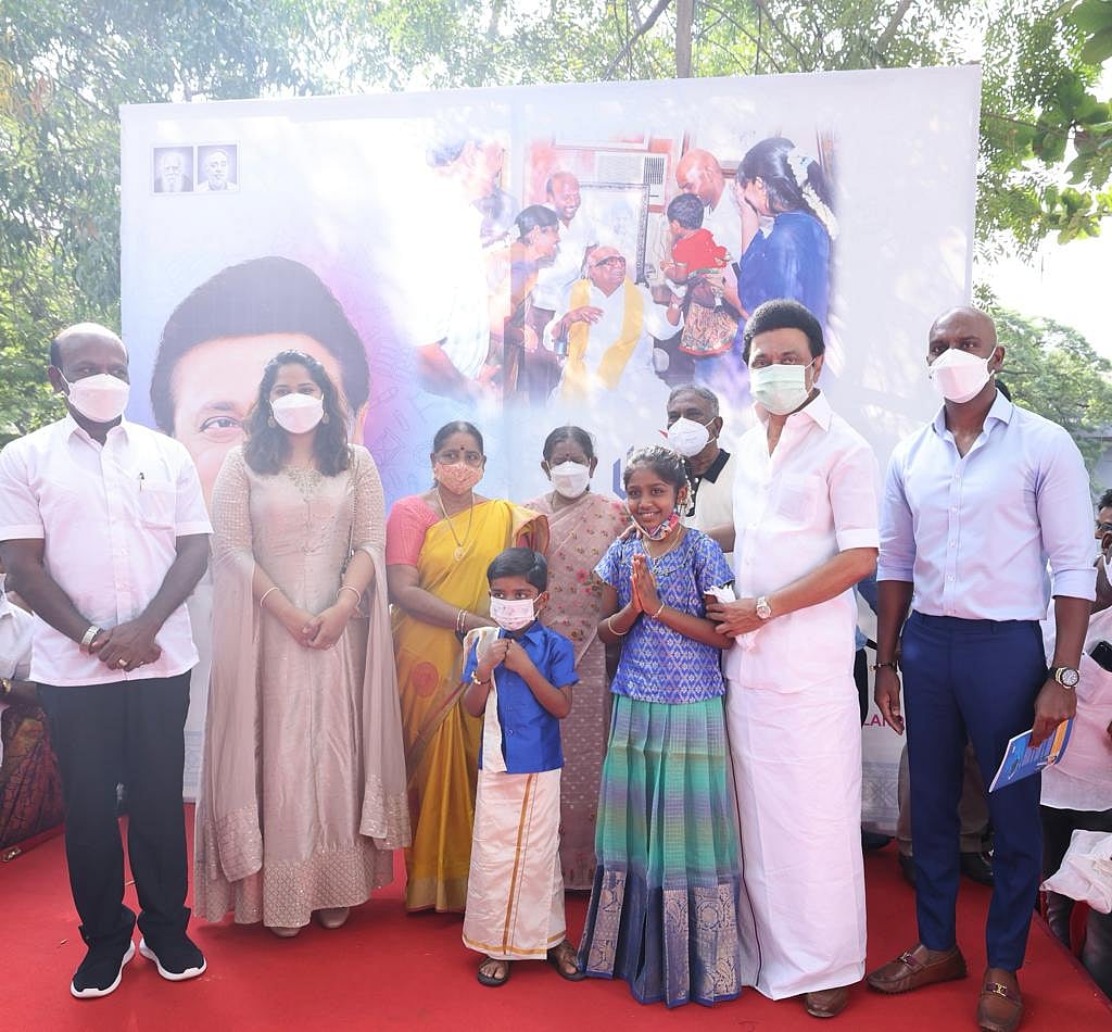 ”அய்யன் திருவள்ளுவர் நாள் இன்று” : சென்னையில் வள்ளுவர் சிலைக்கு முதலமைச்சர் மரியாதை! (புகைப்படங்கள்)