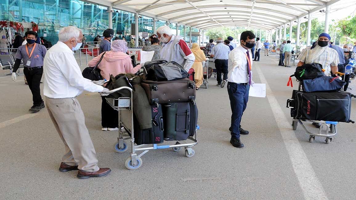 “கிளம்பும்போது நெகட்டிவ்.. இப்போ எப்படி பாசிட்டிவ் ஆச்சு?” : ஒரே விமானத்தில் 125 பயணிகளுக்கு தொற்று!