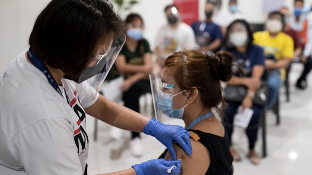 தடுப்பூசி செலுத்தாதவர்கள்  வெளியே வந்தால் உடனே கைது.. அதிரடி உத்தரவிட்ட அதிபர் - எந்த நாடு தெரியுமா? 