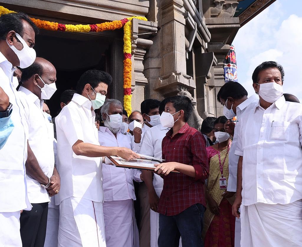 ”அய்யன் திருவள்ளுவர் நாள் இன்று” : சென்னையில் வள்ளுவர் சிலைக்கு முதலமைச்சர் மரியாதை! (புகைப்படங்கள்)