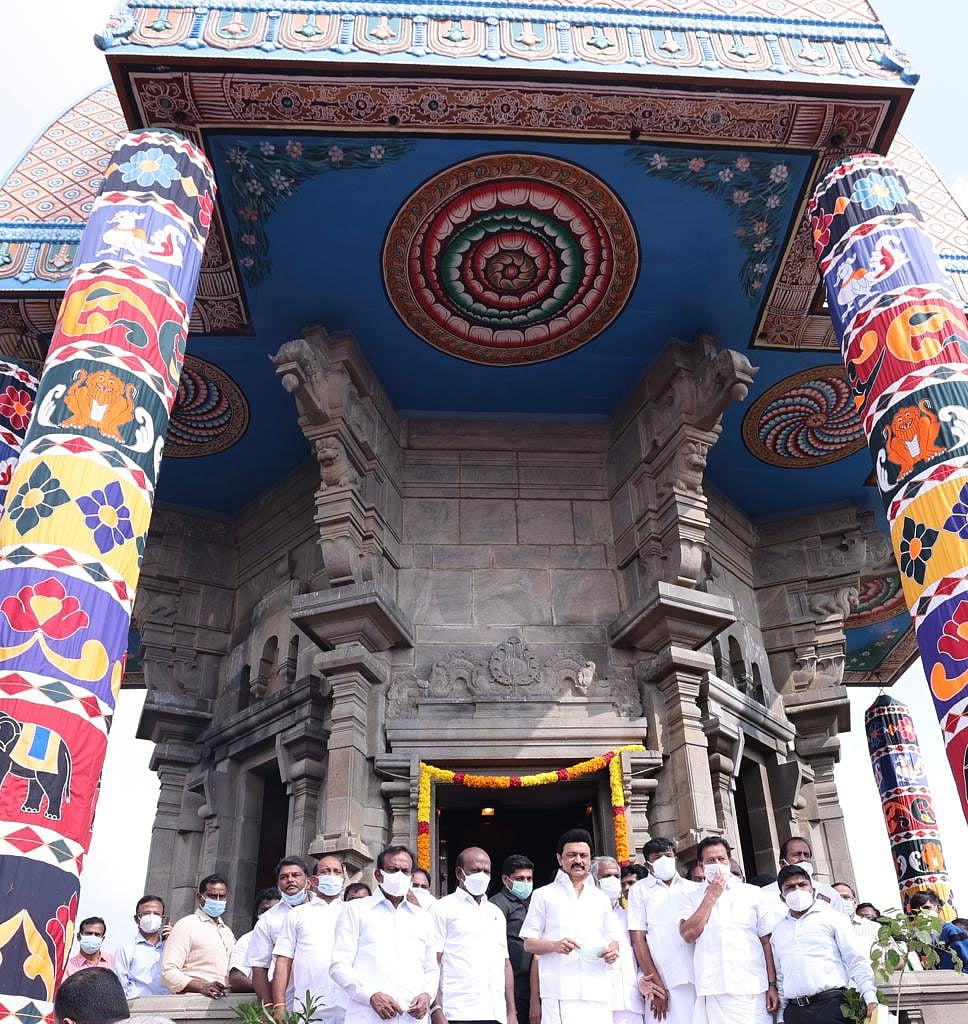 ”அய்யன் திருவள்ளுவர் நாள் இன்று” : சென்னையில் வள்ளுவர் சிலைக்கு முதலமைச்சர் மரியாதை! (புகைப்படங்கள்)