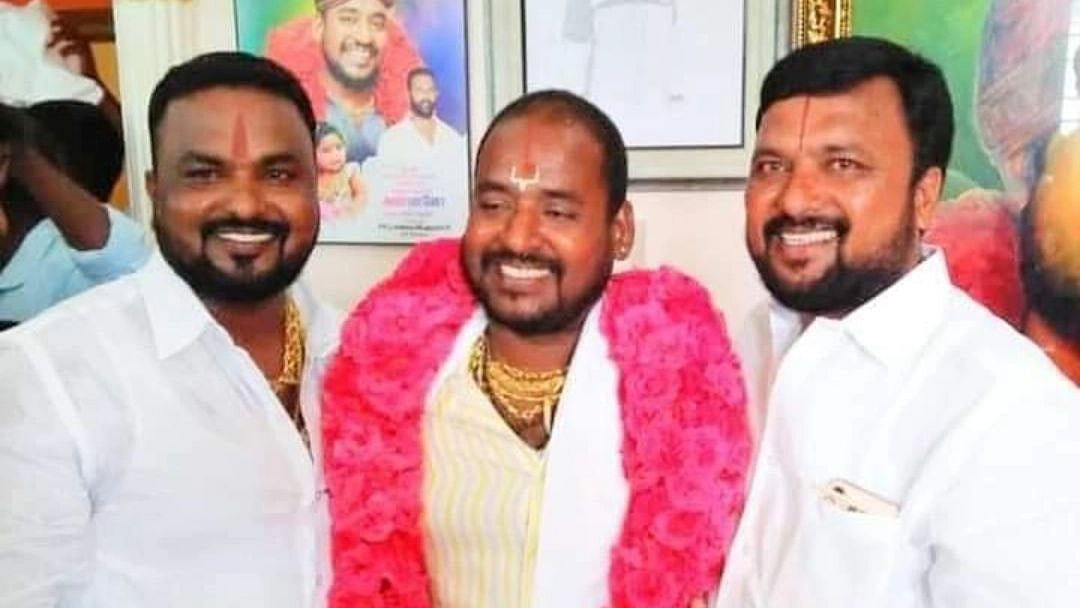 “மாமூல் கேட்டு கொலை மிரட்டல்.. அ.தி.மு.க பிரமுகர்கள் 2 பேர் கைது - ஒருவர் தலைமறைவு” : நடந்தது என்ன?