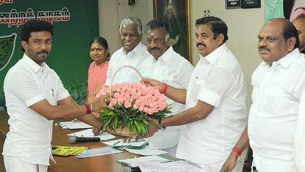 “OPS மற்றும் அவரது மகன் OPR மீது வழக்குப் பதிவு செய்ய நீதிமன்றம் உத்தரவு” : அடுத்து சிக்கப்போவது யார் ?