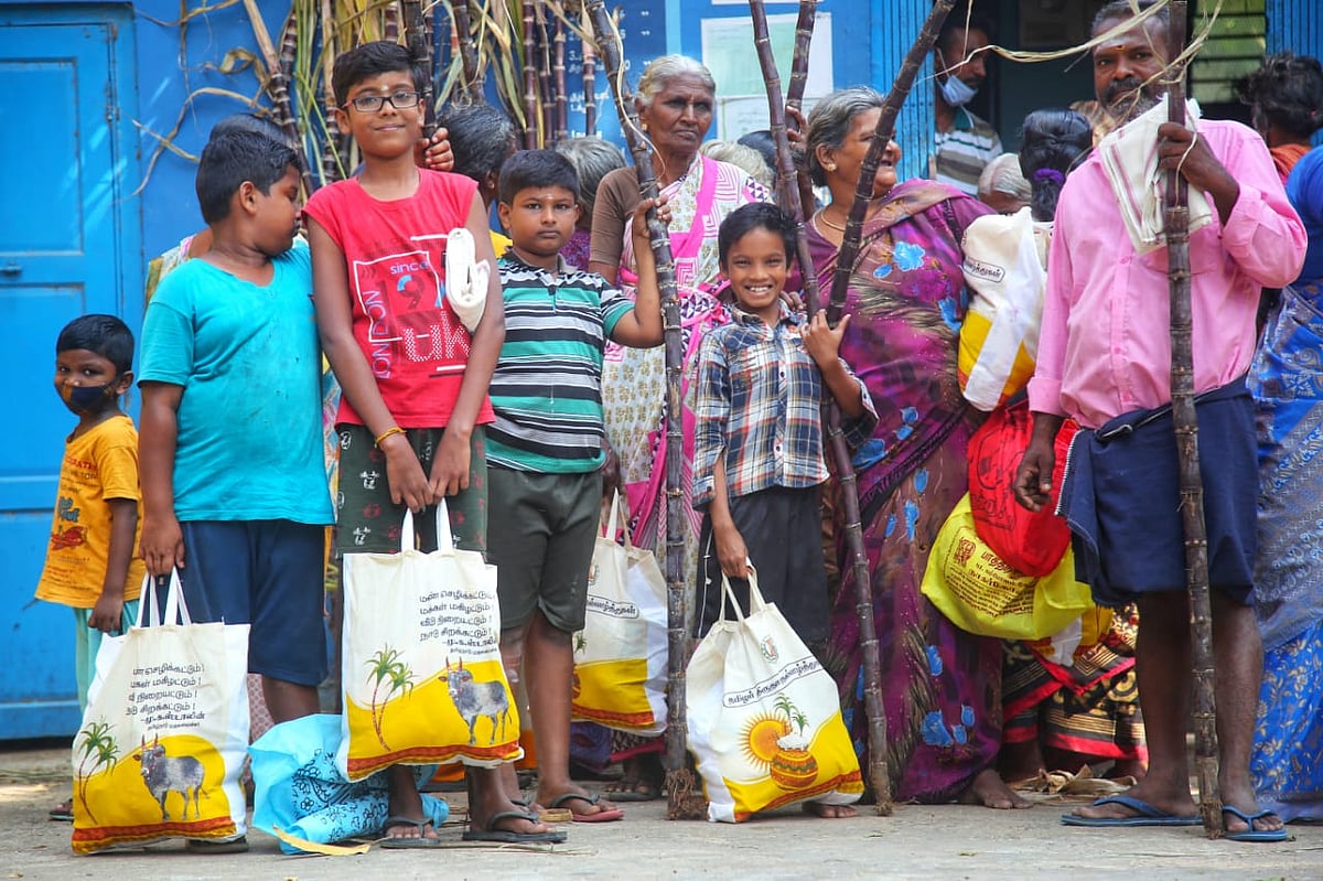 ஜோராக நடக்கும் பொங்கல் தொகுப்பு விநியோகம்; மகிழ்ச்சி வெள்ளத்தில் மக்கள்.. இணையத்தை வென்ற புகைப்படங்கள்!