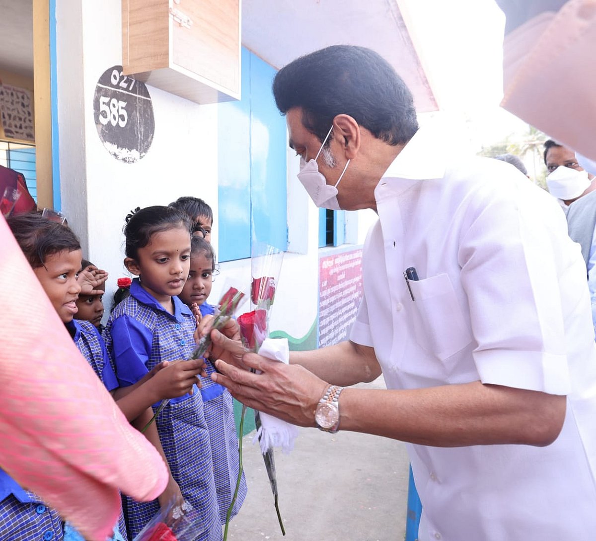 மக்களைத்தேடி மருத்துவம்: பயனாளியின் வீட்டுக்கே சென்று மருந்து பெட்டகம் வழங்கிய முதலமைச்சர் மு.க.ஸ்டாலின்!