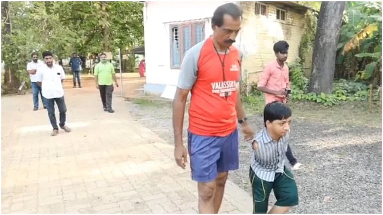 தன்னம்பிக்கைக்கு எடுத்துக்காட்டு.. இரண்டு கைகளும் இல்லாமல் ஒரு மணி நேரம் நீச்சல் அடித்து அசத்திய சிறுவன்!