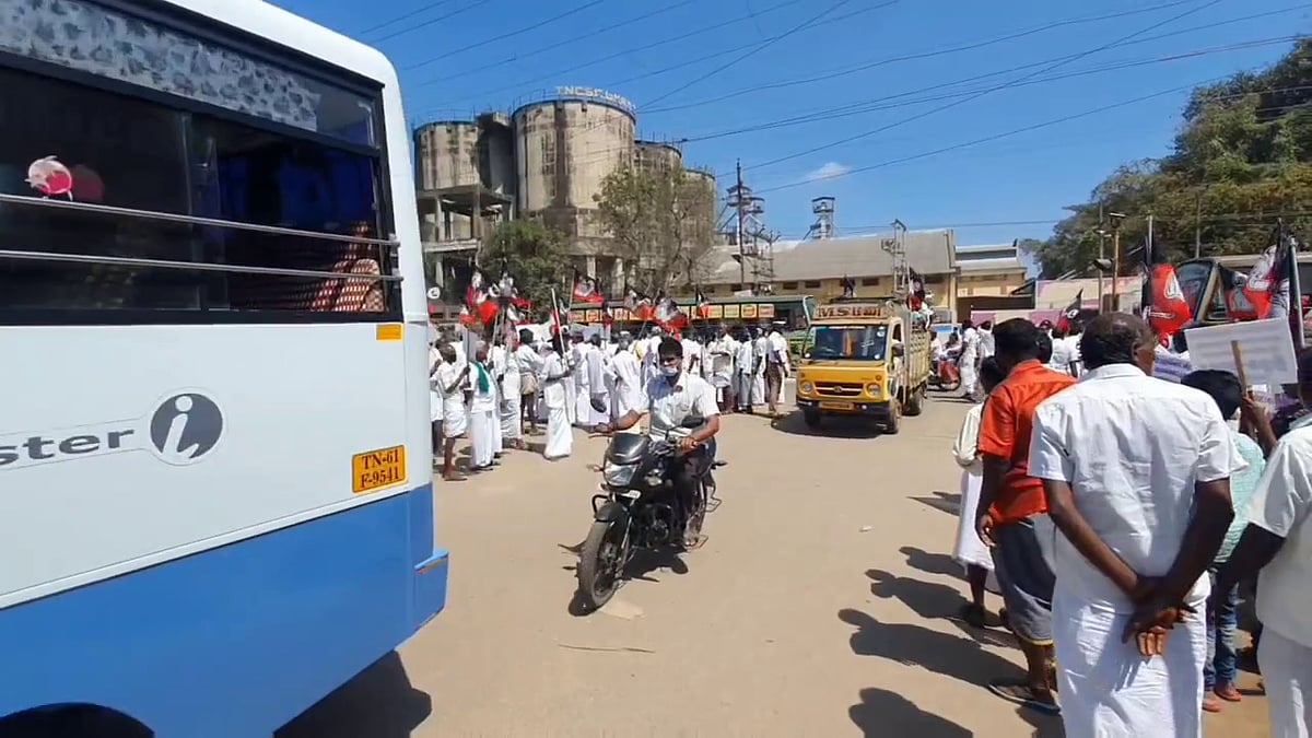 ஆர்ப்பாட்டத்துக்கு ஆள் வராததால் பள்ளி சிறுவர்களை அழைத்து வந்த கொடுமை; அதிமுகவினரால் மக்கள் அதிருப்தி!