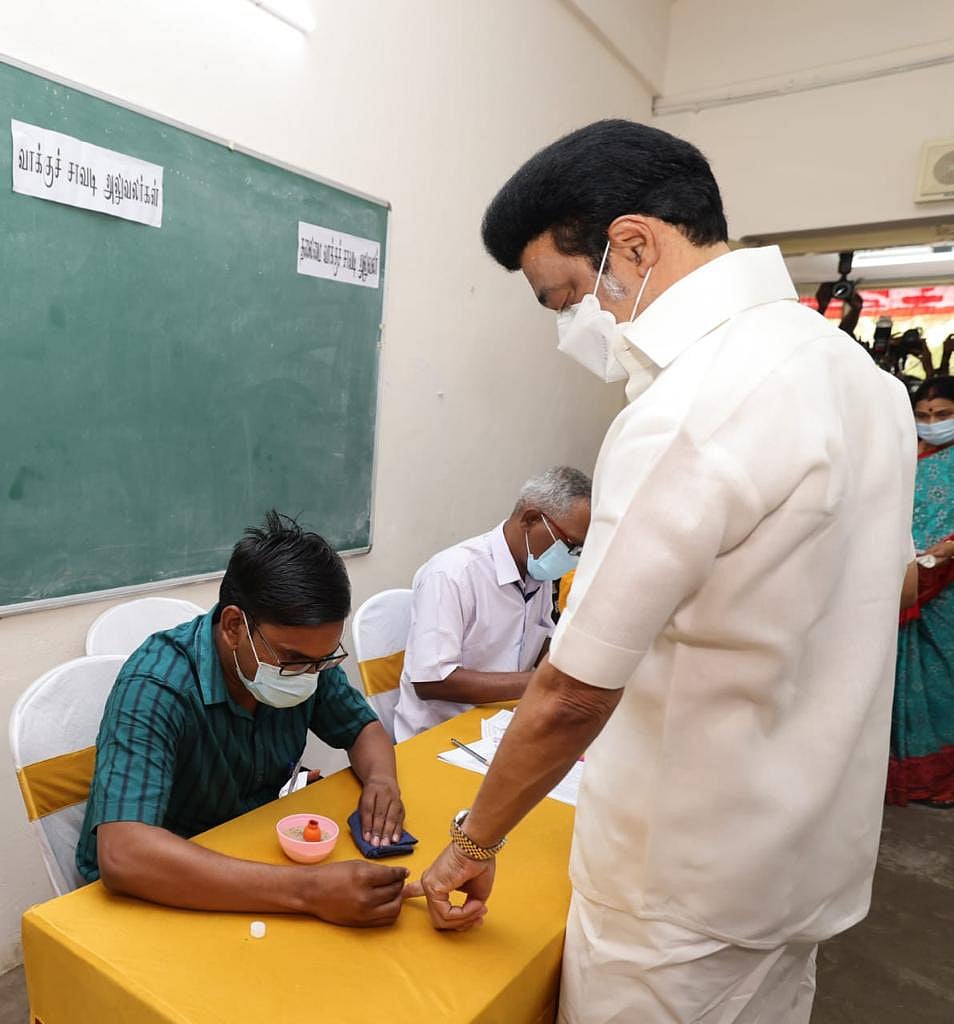 மக்களோடு மக்களாக வரிசையில் நின்று வாக்களித்த முதலமைச்சர் மு.க.ஸ்டாலின்! - புகைப்படங்கள்