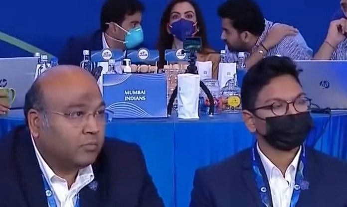 IPL ஏலத்தில் ’மெகா குளறுபடி’ ; வீடியோ பகிர்ந்து சாரு சர்மாவை திட்டித்தீர்க்கும் ரசிகர்கள் - நடந்தது என்ன?