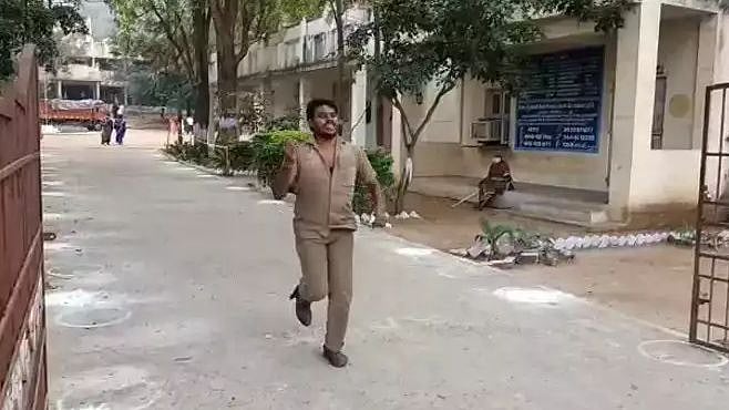 “10 நிமிஷம் வெய்ட் பண்றீங்களா.. ப்ளீஸ்”: பயணிகள் அனுமதியோடு ஜனநாயக கடமை ஆற்றிய தனியார் பேருந்து ஓட்டுநர்!