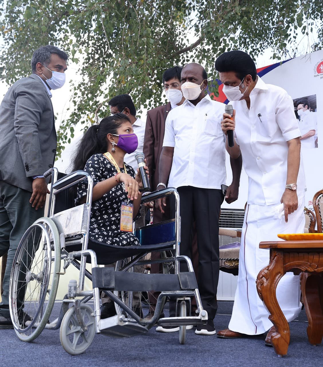 மக்களைத்தேடி மருத்துவம்: பயனாளியின் வீட்டுக்கே சென்று மருந்து பெட்டகம் வழங்கிய முதலமைச்சர் மு.க.ஸ்டாலின்!