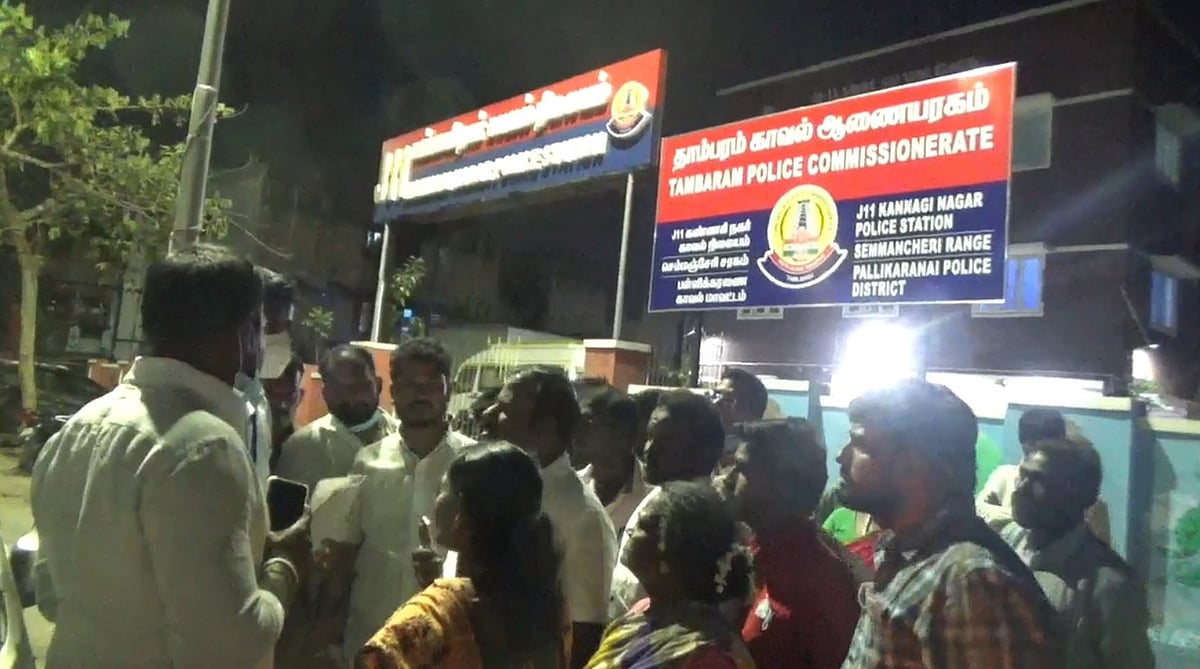 வாக்காளர்களுக்கு ரூ.10 நோட்டு கொடுத்து டோக்கன் போட்ட அதிமுக.. கொத்தாக பிடித்து போலிஸில் ஒப்படைத்த திமுக !