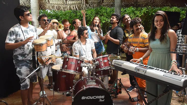 அரபிக் குத்து ஃபார்மில் விஜய் ரசிகர்கள்: போஸ்டர் வெளியிட்டு குஷிப்படுத்திய படக்குழு; வைரலாகும் ஃபோட்டோ!