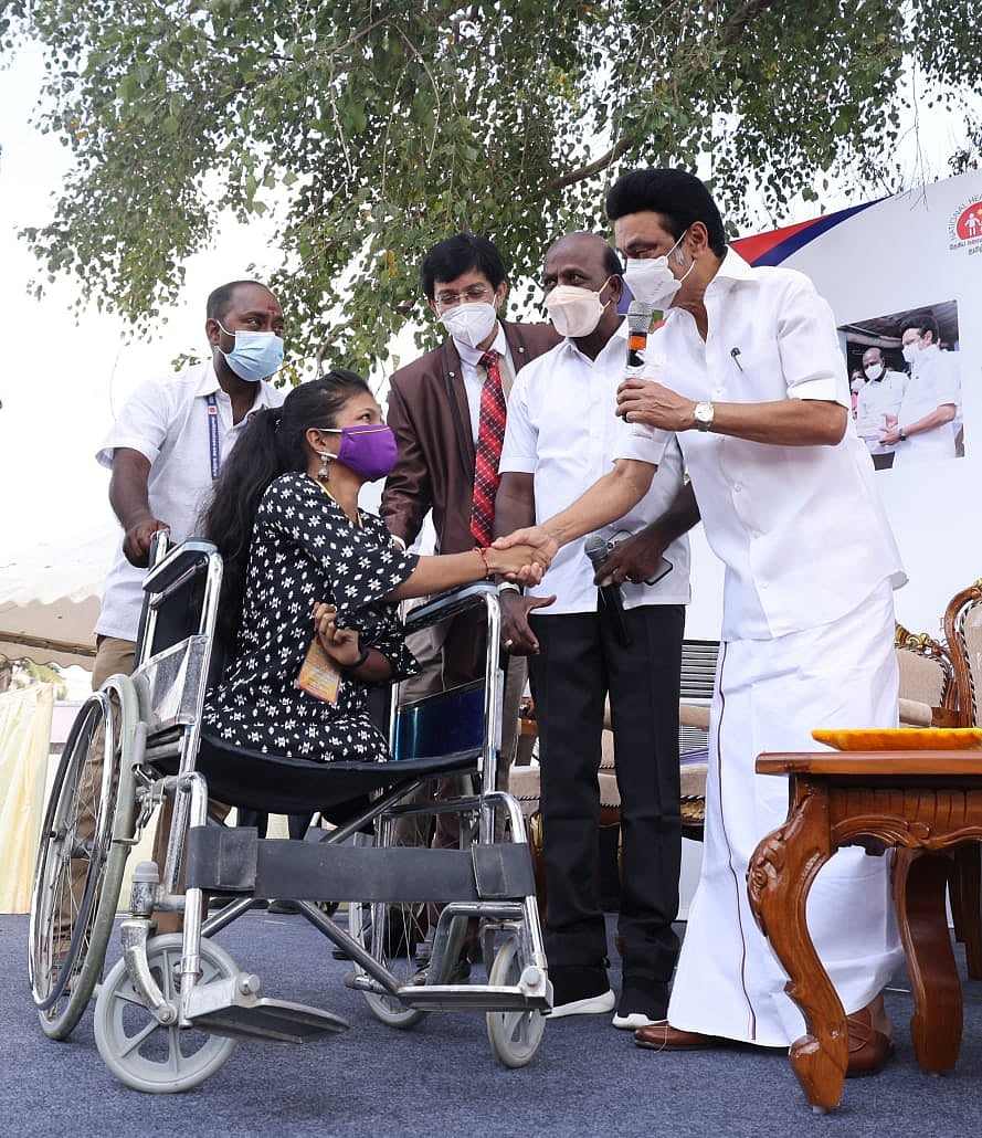 மக்களைத்தேடி மருத்துவம்: பயனாளியின் வீட்டுக்கே சென்று மருந்து பெட்டகம் வழங்கிய முதலமைச்சர் மு.க.ஸ்டாலின்!