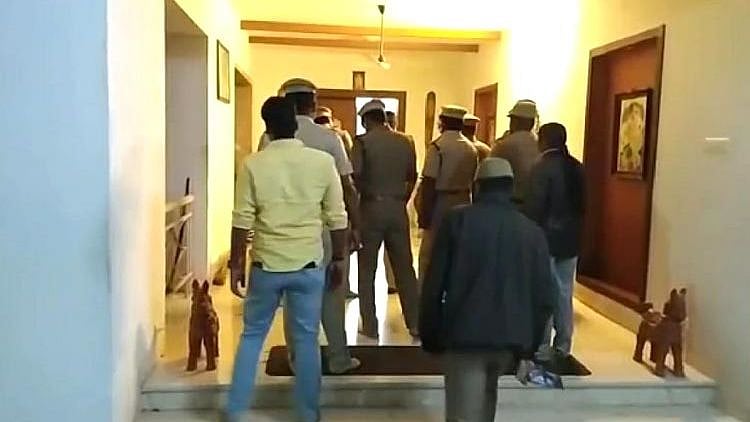 “டாக்டர் குடும்பத்தினரை கட்டிப்போட்டு 280 பவுன் நகை கொள்ளை.. முகமூடி கும்பல் கைவரிசை” : நடந்தது என்ன?