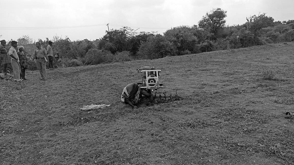 விளைநிலத்தில் ‘களை’ எடுக்கும் போது நடந்த விபரீதம் - உழவு இயந்திரத்தில் சிக்கிய விவசாயி கொடூர மரணம்!