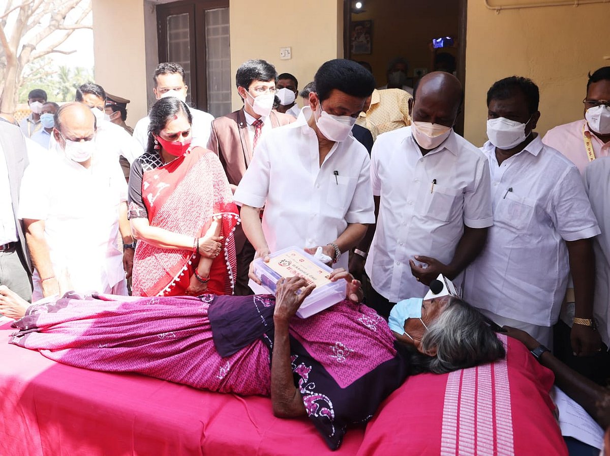 மக்களைத்தேடி மருத்துவம்: பயனாளியின் வீட்டுக்கே சென்று மருந்து பெட்டகம் வழங்கிய முதலமைச்சர் மு.க.ஸ்டாலின்!