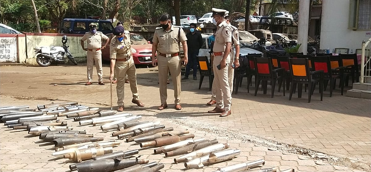 பைக் சைலென்சரை வைத்து மாணவர்கள் அட்டகாசம்; உருத்தெரியாமல் அழித்த உடுப்பி போலிஸ்!