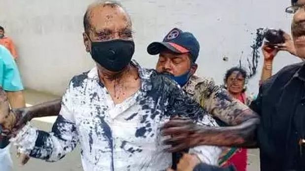 கோரிக்கையை நிறைவேற்றாத அதிகாரி.. முகத்தில் கருப்பு மை ஊற்றிய பெண்கள்: நடந்தது என்ன?