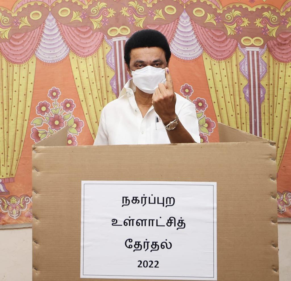 மக்களோடு மக்களாக வரிசையில் நின்று வாக்களித்த முதலமைச்சர் மு.க.ஸ்டாலின்! - புகைப்படங்கள்