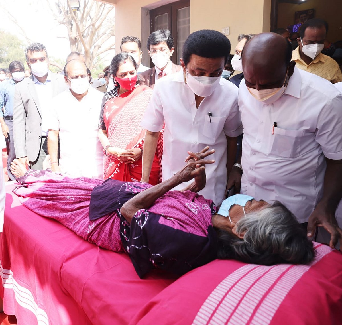 மக்களைத்தேடி மருத்துவம்: பயனாளியின் வீட்டுக்கே சென்று மருந்து பெட்டகம் வழங்கிய முதலமைச்சர் மு.க.ஸ்டாலின்!