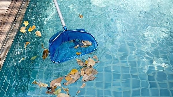 தந்தையின் கவனக்குறைவால் நடந்த விபரீதம்.. நீச்சல் குளத்தில் தவறி விழுந்த சிறுமிக்கு நேர்ந்த கதி!