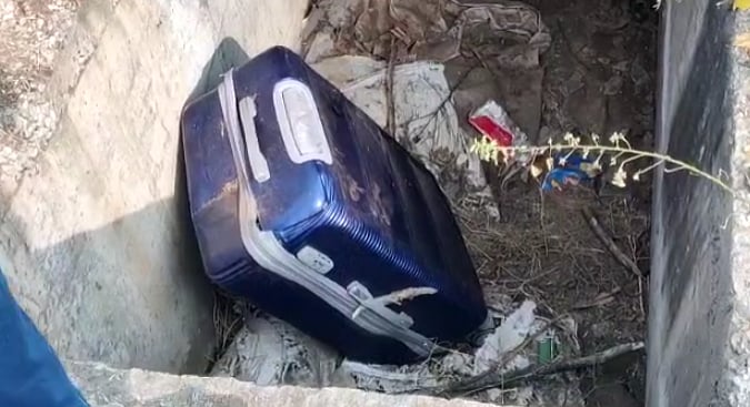 கால்வாயில் ரத்தக்கறையுடன் வந்த சூட்கேஸ்; திறந்த பார்த்த போலிஸாருக்கு அதிர்ச்சி; திருப்பூர் அருகே பரபரப்பு