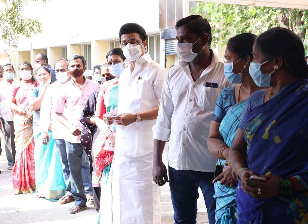 மக்களோடு மக்களாக வரிசையில் நின்று வாக்களித்த முதலமைச்சர் மு.க.ஸ்டாலின்! - புகைப்படங்கள்