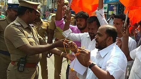 காதலர் தினத்திற்கு எதிர்ப்பு.. கையில் ‘தாலி’யுடன் வந்த கும்பலுக்கு ‘காப்பு’ மாட்டிய காவல்துறை!