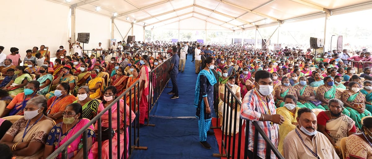 மக்களைத்தேடி மருத்துவம்: பயனாளியின் வீட்டுக்கே சென்று மருந்து பெட்டகம் வழங்கிய முதலமைச்சர் மு.க.ஸ்டாலின்!