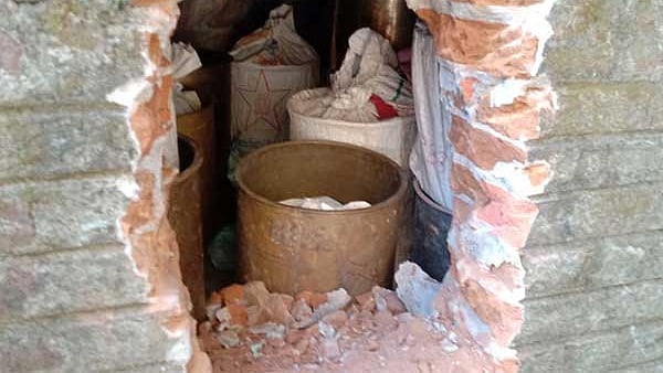 அடகு கடை சுவரில் துளை போட்டு திருடிய மர்ம நபர்கள்.. மயிலாடுதுறை அருகே அதிர்ச்சி!