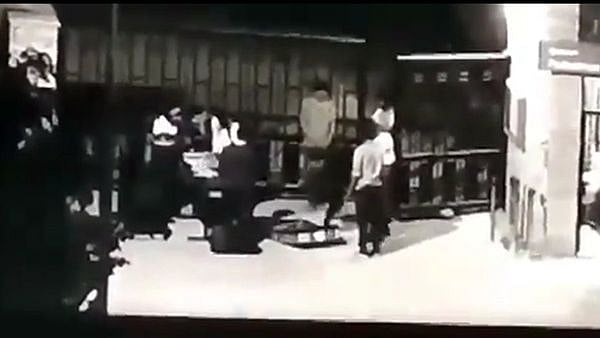 டிராவல் பேக்கில் வைத்து இளம்பெண்ணை ஹாஸ்டலுக்குள் கொண்டு செல்ல முயன்ற மாணவர்... வைரலாகும் வீடியோ!