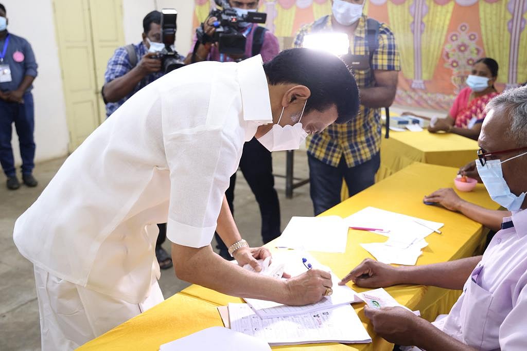 மக்களோடு மக்களாக வரிசையில் நின்று வாக்களித்த முதலமைச்சர் மு.க.ஸ்டாலின்! - புகைப்படங்கள்