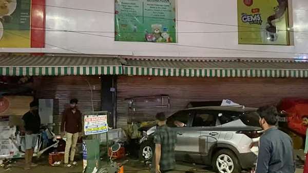 படு ஸ்பீடு..கார் ரேஸால் வந்த வினை: சூப்பர் மார்கெட்டில் புகுந்ததில் ஒருவர் படுகாயம்; அண்ணாநகரில் பரபரப்பு