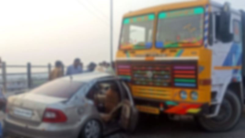 டிப்பர் லாரியில் நேருக்கு நேர் மோதிய கார்.. காதலர் தினத்தில் திருமணம் செய்த புது மாப்பிள்ளை பரிதாப பலி!