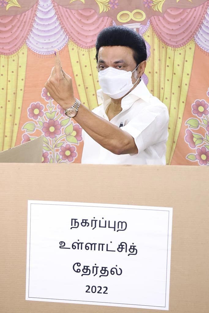 மக்களோடு மக்களாக வரிசையில் நின்று வாக்களித்த முதலமைச்சர் மு.க.ஸ்டாலின்! - புகைப்படங்கள்