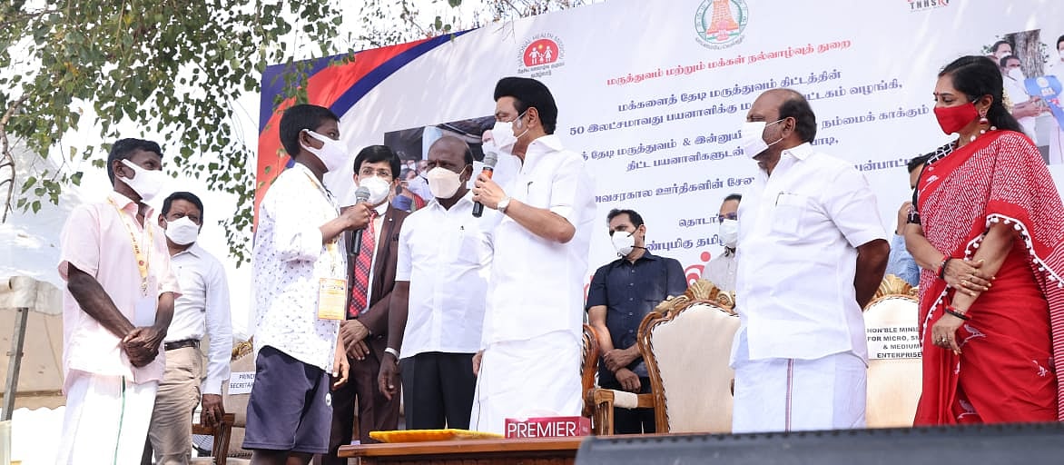 மக்களைத்தேடி மருத்துவம்: பயனாளியின் வீட்டுக்கே சென்று மருந்து பெட்டகம் வழங்கிய முதலமைச்சர் மு.க.ஸ்டாலின்!