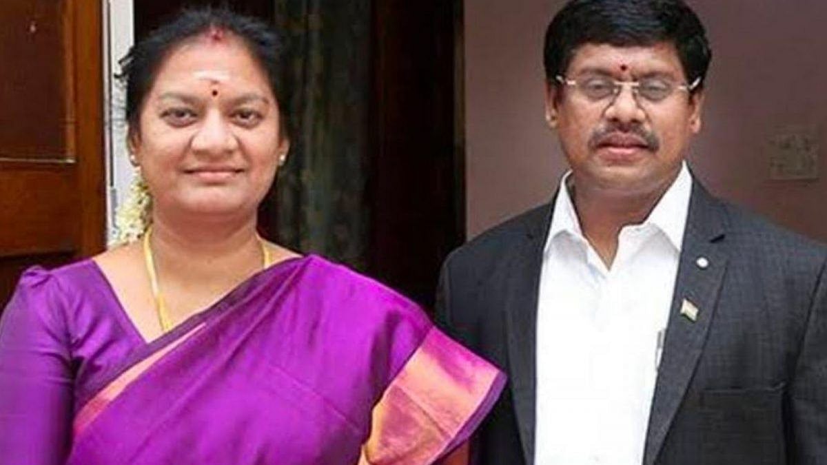 அரைகுறை ஆடையுடன் குடித்துவிட்டு மர்மநபர் ரகளை..   சசிகலா புஷ்பா மீது கணவர் புகார் - நடந்தது என்ன?