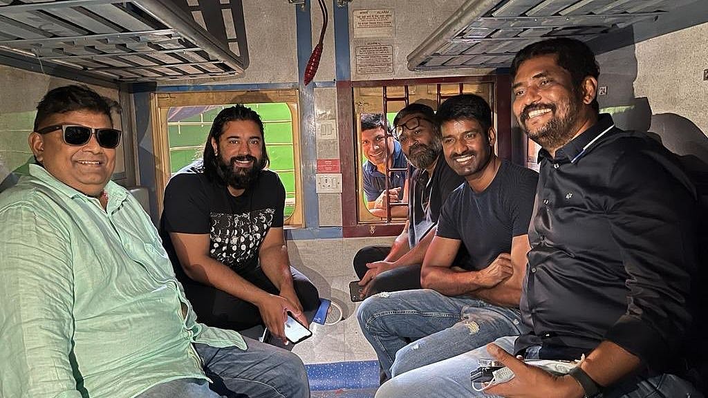 ”ஏ.ஆர்.ரஹ்மான் ஸ்டுடியோவில் ரயில்வே ஸ்டேஷன் செட்” - வைரலாகும் நிவின் பாலி பட BTS போட்டோஸ்!