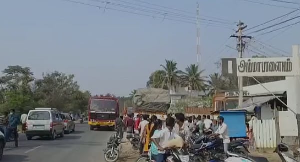 அதிவேகமாக வந்து அப்பளமாக நொறுங்கிய கார்; பள்ளி மாணவன் பலி; இருவர் கவலைக்கிடம்; பல்லடத்தில் பரபரப்பு!