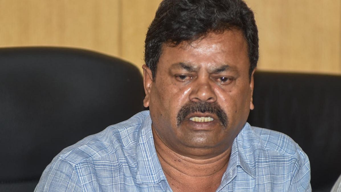 "பெண்களின் உடைதான் ஆண்களை தவறு செய்ய தூண்டுகிறது": கர்நாடக பா.ஜ.க MLA பேச்சால் சர்ச்சை!