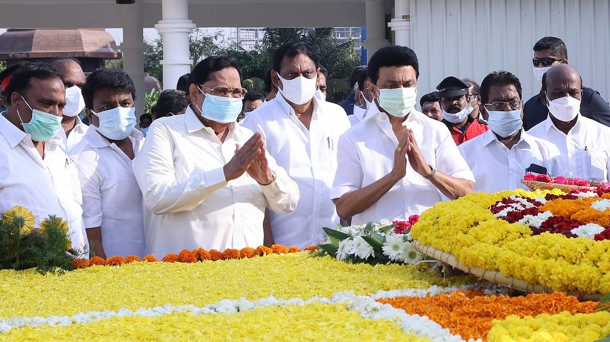 பேரறிஞர் அண்ணாவின் 53வது நினைவுதினம்.. மலர் தூவி முதலமைச்சர் மு.க.ஸ்டாலின் மரியாதை!