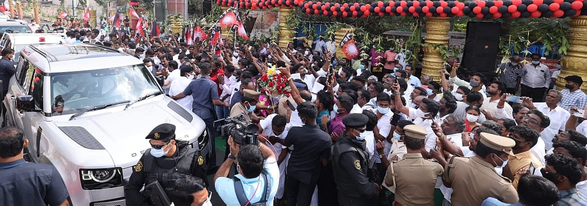 மக்களைத்தேடி மருத்துவம்: பயனாளியின் வீட்டுக்கே சென்று மருந்து பெட்டகம் வழங்கிய முதலமைச்சர் மு.க.ஸ்டாலின்!