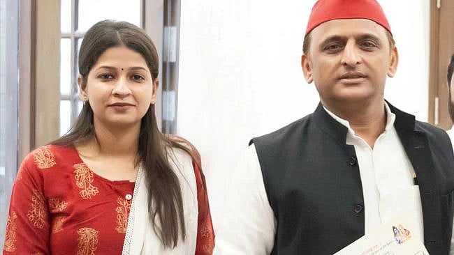 அன்று யோகிக்கு கறுப்புக் கொடி.. இன்று MLA சீட் - உ.பி தேர்தலில் இளம்பெண்ணுக்கு வாய்ப்பளித்த அகிலேஷ்!