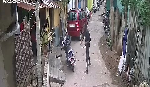 “தி.மு.க பிரமுகர் வீட்டில் நாட்டு வெடிகுண்டு வீசிய மர்ம நபர் கைது” : போலிஸ் தீவிர விசாரணை - பின்னணி என்ன?