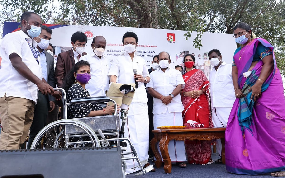 மக்களைத்தேடி மருத்துவம்: பயனாளியின் வீட்டுக்கே சென்று மருந்து பெட்டகம் வழங்கிய முதலமைச்சர் மு.க.ஸ்டாலின்!