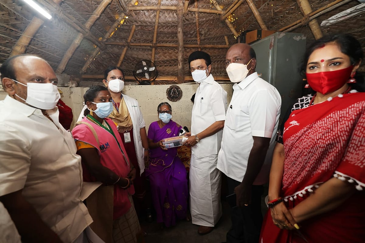 மக்களைத்தேடி மருத்துவம்: பயனாளியின் வீட்டுக்கே சென்று மருந்து பெட்டகம் வழங்கிய முதலமைச்சர் மு.க.ஸ்டாலின்!